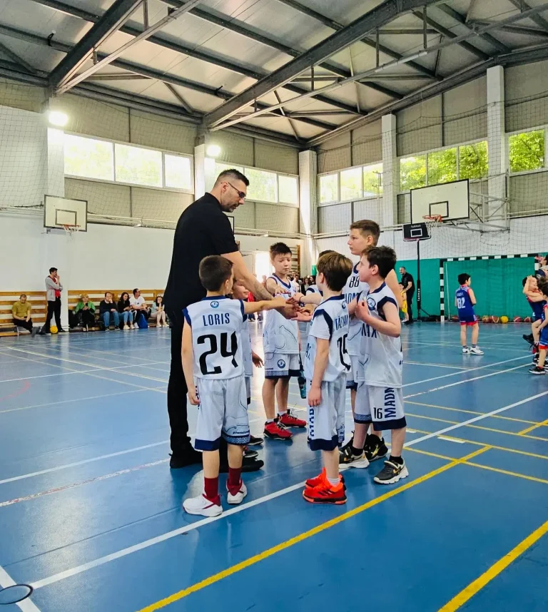 Antrenorul echipei Madmax Basketball Iași discută cu jucătorii juniori înaintea meciului.